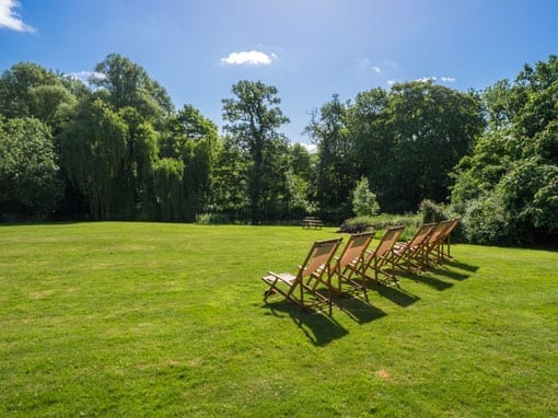 RELAX ON THE LAWNS